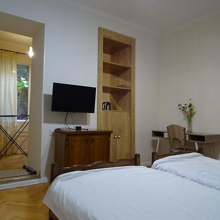 Vake Super Quiet And Comfy Apartment With A Yard Tbilisi Bagian luar foto